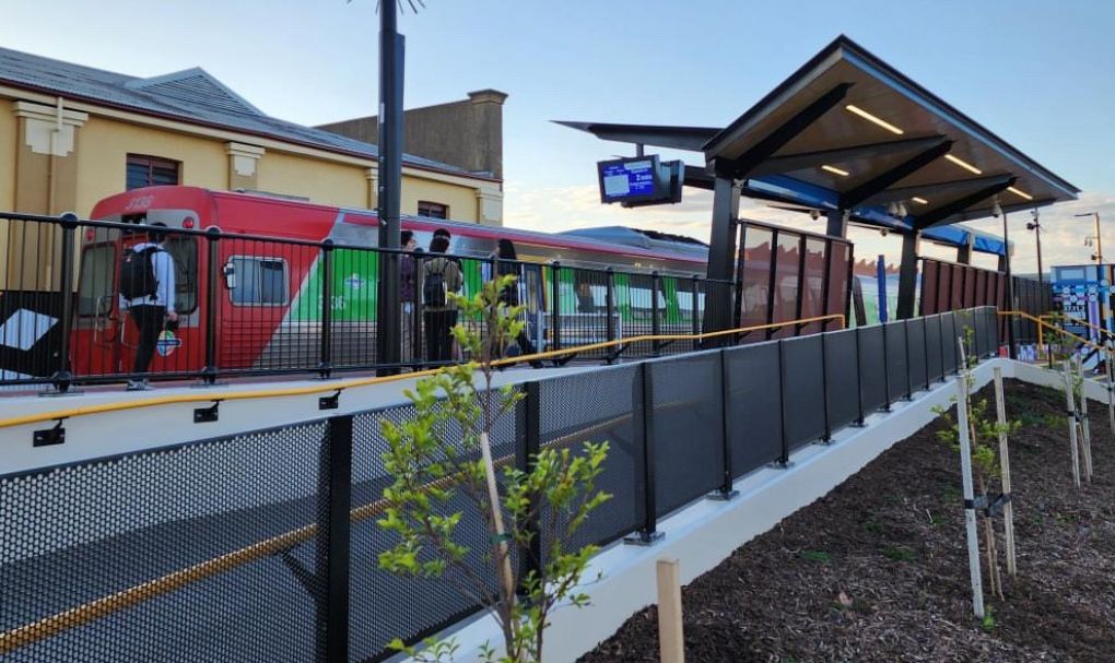 A train at the Port Dock station